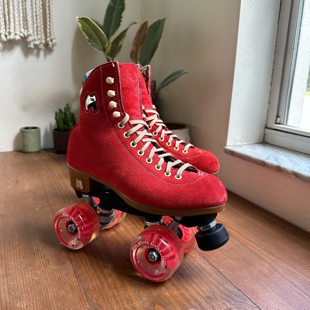 Moxi Lolly “Poppy” Red Suede Roller Skates - Picture 3 of 9